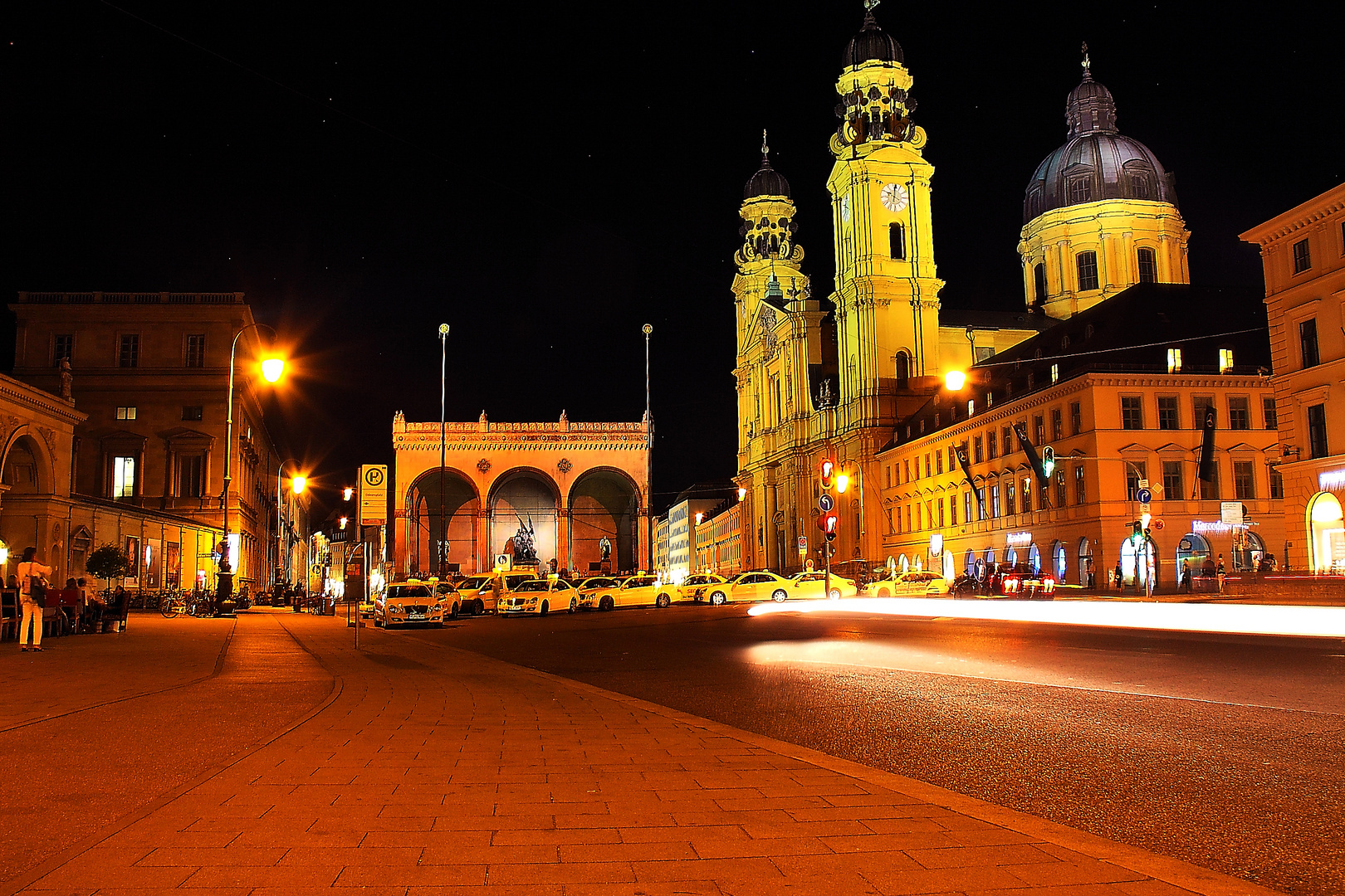 Odeonsplatz bei Nacht