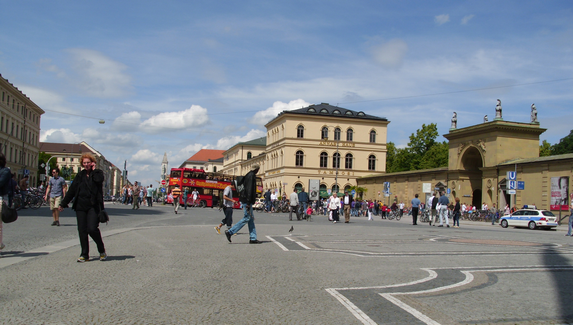 Odeonsplatz, Blick auf Hofgarten und Café Tambosi