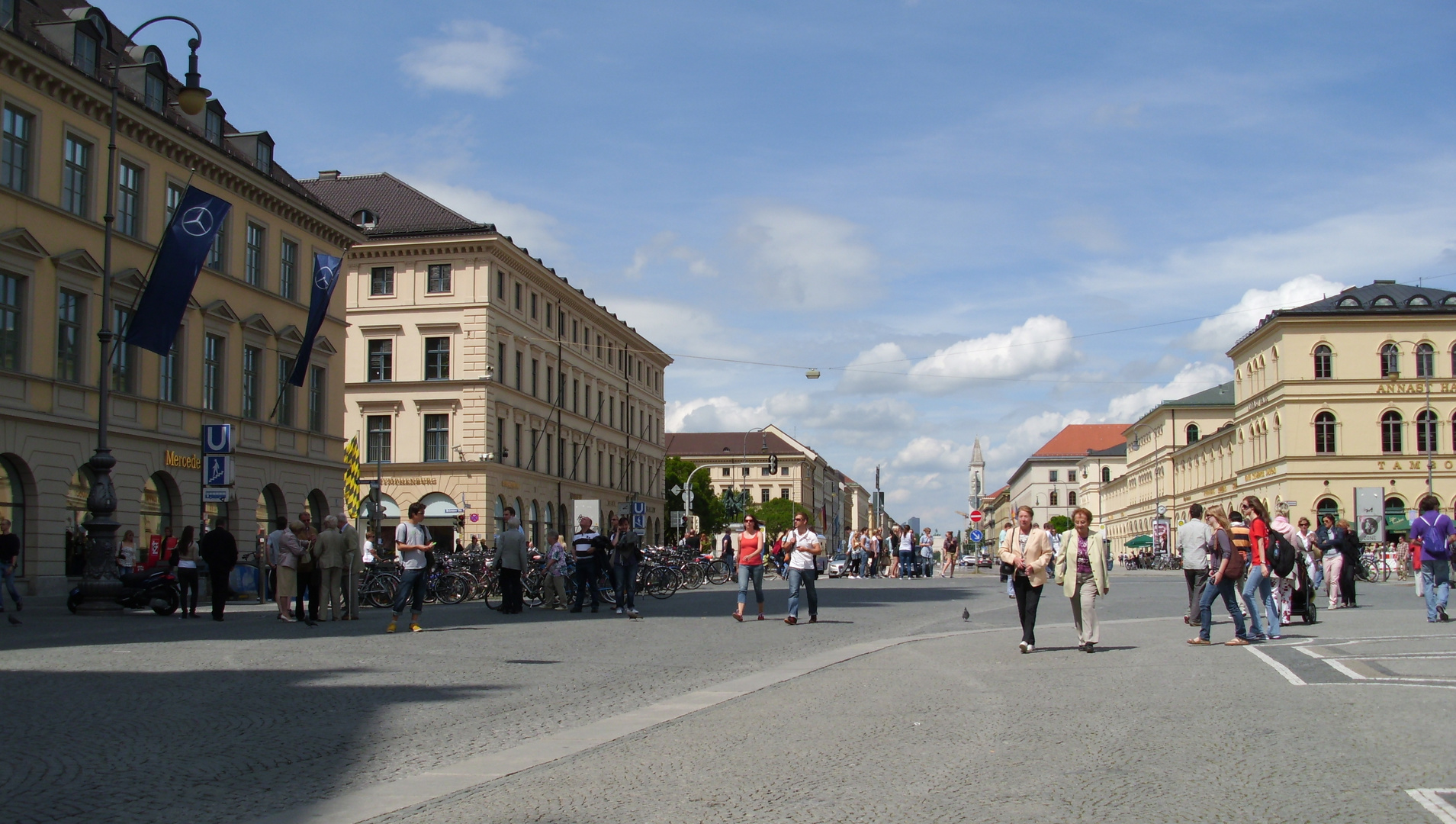 Odeonsplatz, Blick auf Ludwigstraße mit Theatiner Kirche