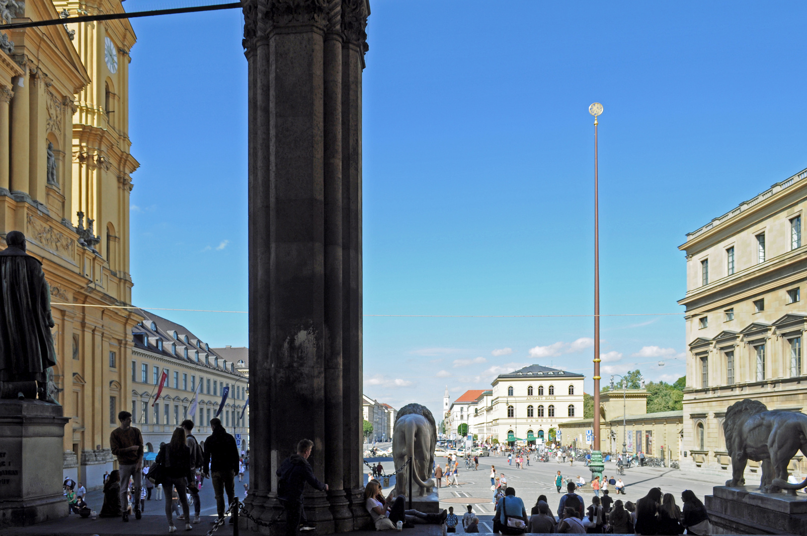 Odeonsplatz, Luwigstraße