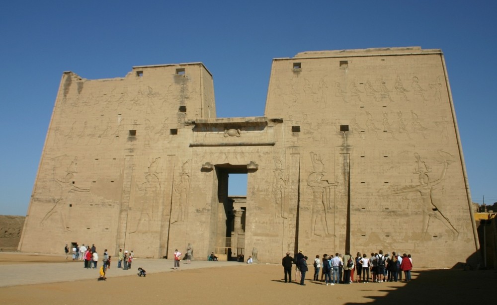 oder dem Amun-Tempel in Karnak, (Entschuldigung, natürlich Edfu, wie vom Jan sofort erkannt!)