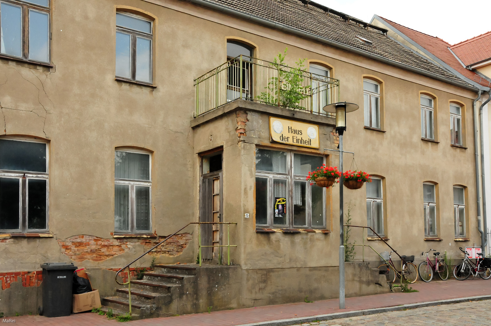 Oder-Neiße-Radweg.13 < Haus der Einheit >