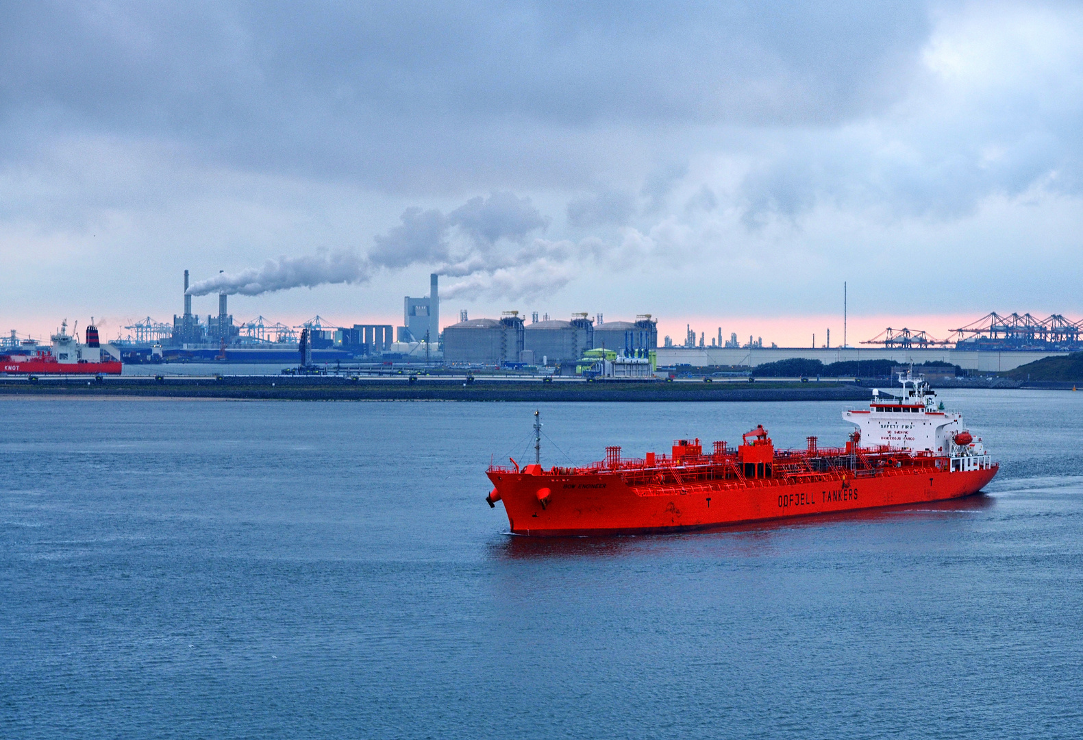 Odfjell Tanker im Hafen von Rotterdam