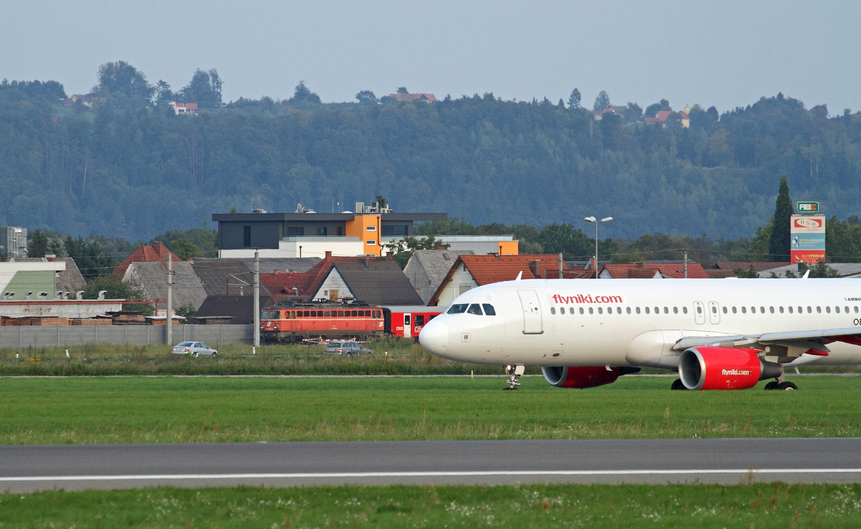 'ÖBB 1142 meets Airbus'