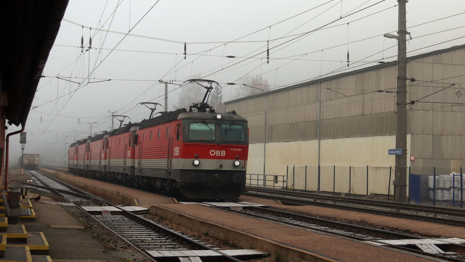 ÖBB 1144 082 an der Spitze