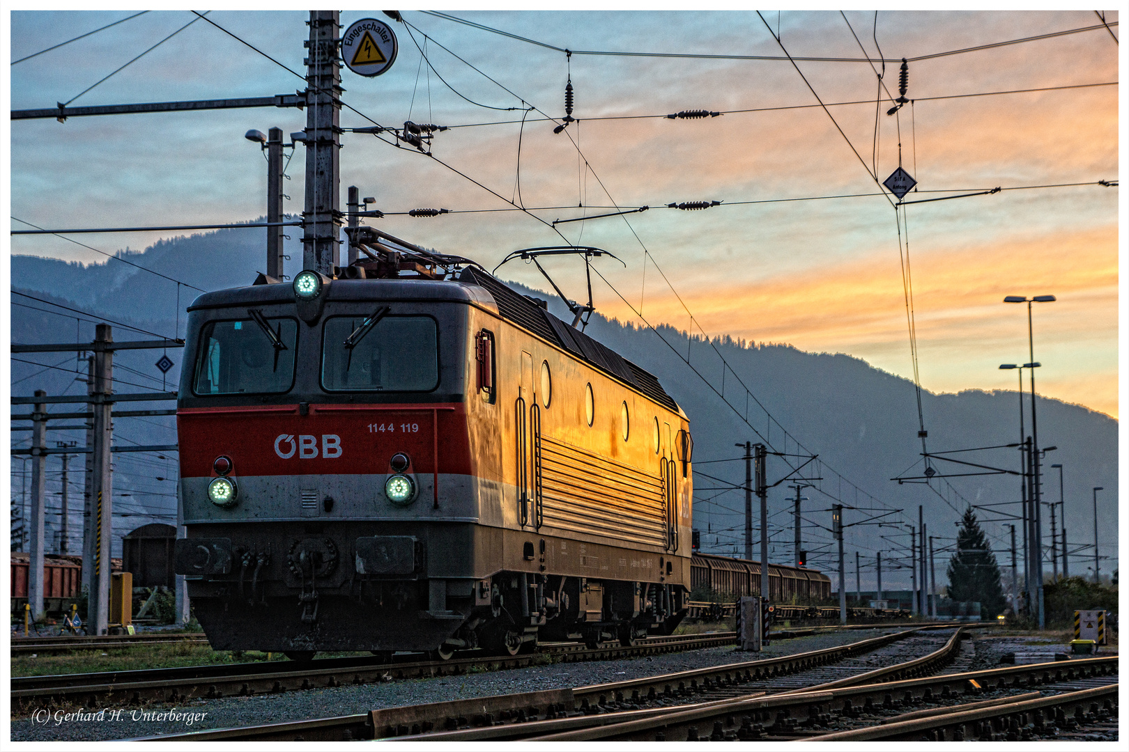 ÖBB 1144 119 im November-Abendlicht