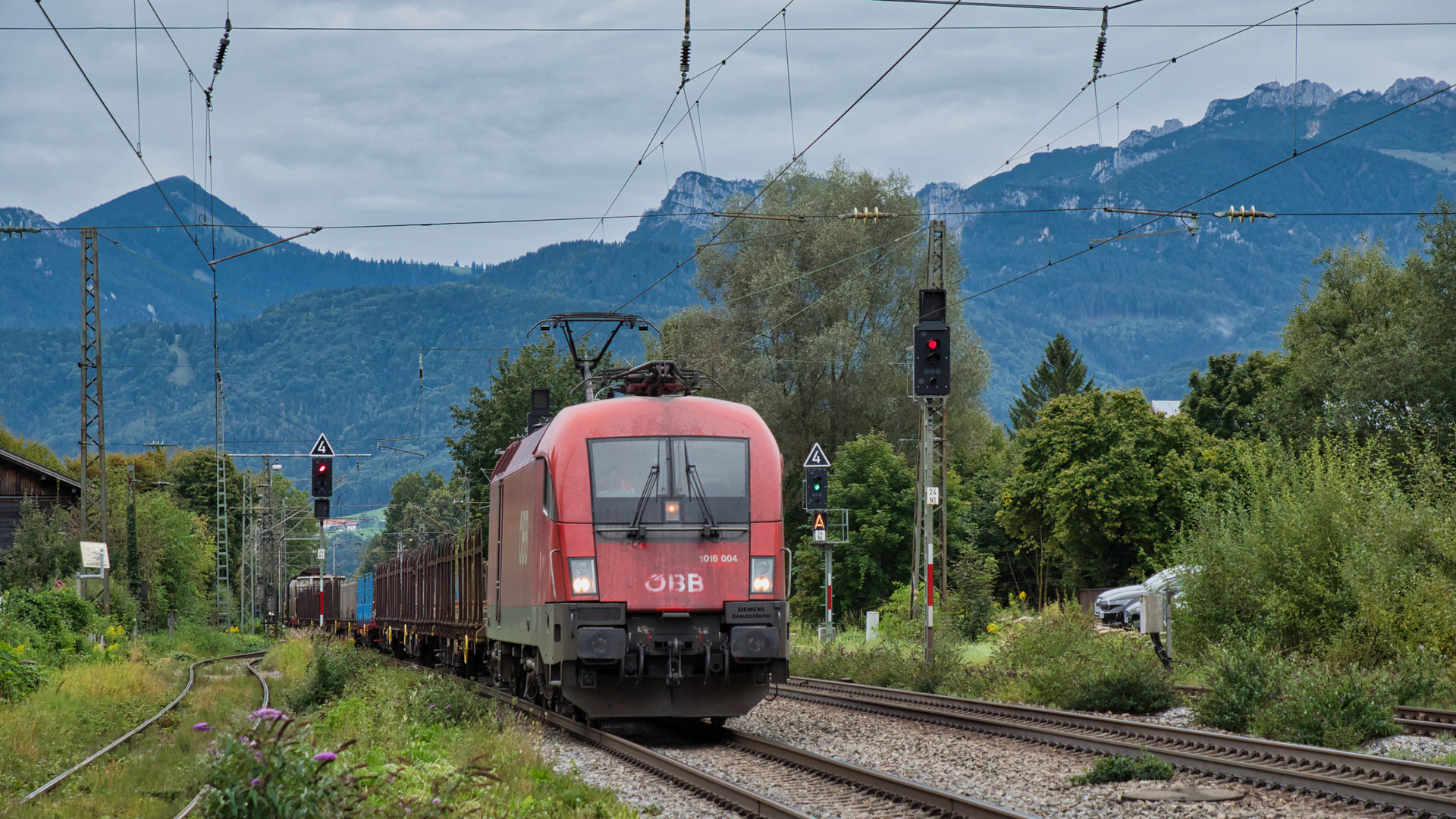 ÖBB-Taurus mit Güterzug in Prien