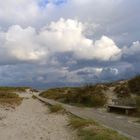 Öde liegt der Pfad zum Strand