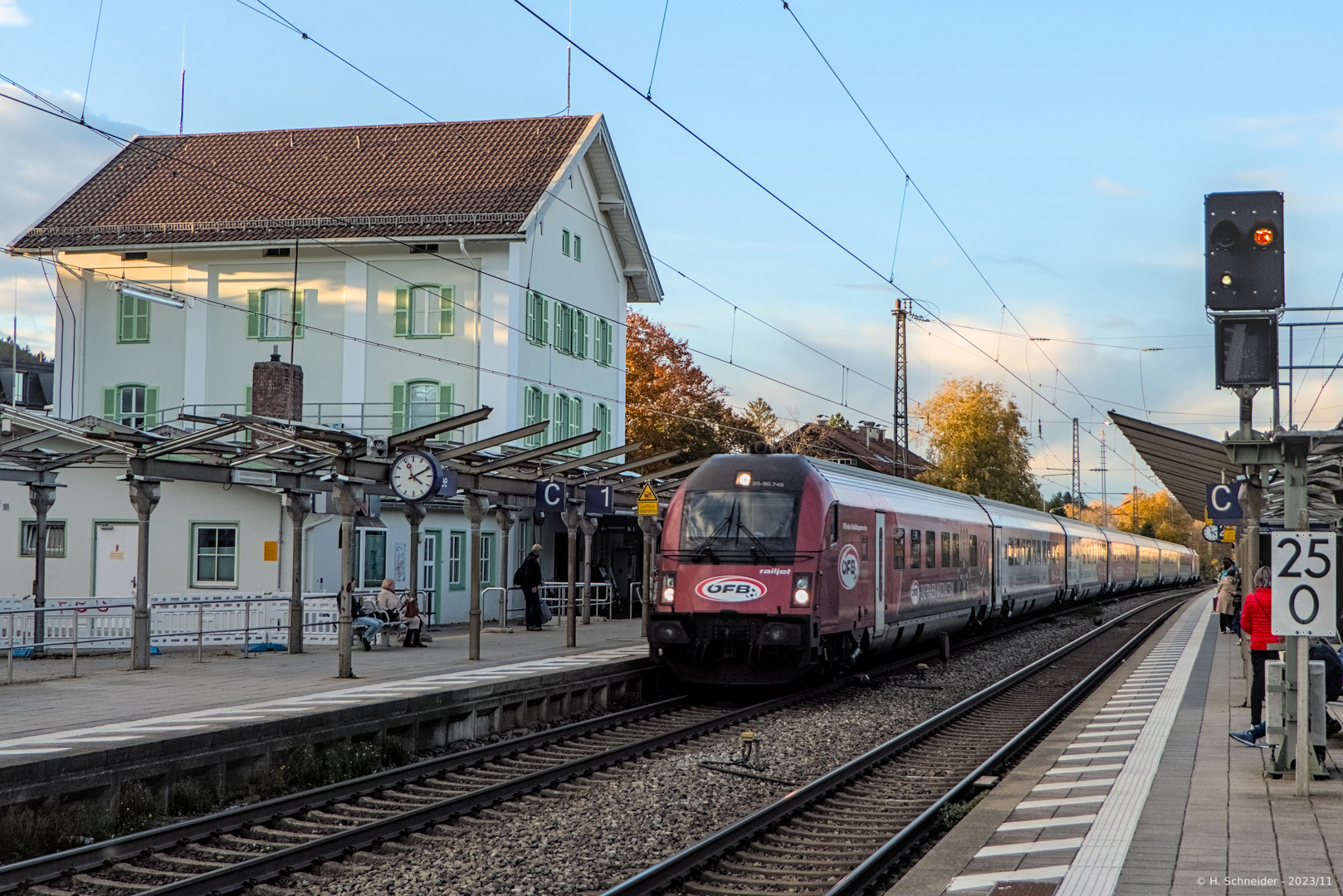 ÖFB-railjet am Bahnhof Prien