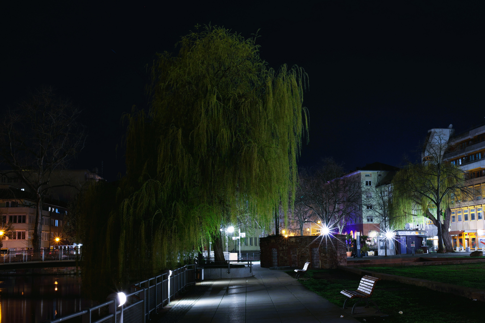 Öffentlicher Platz am Abend 