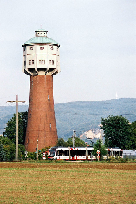 OEG mit Edinger Wasserturm