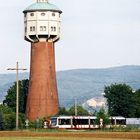 OEG mit Edinger Wasserturm