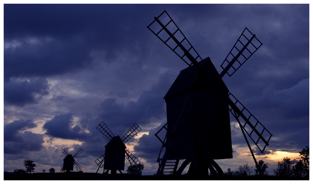 Öland-Mühlen im Abendlicht