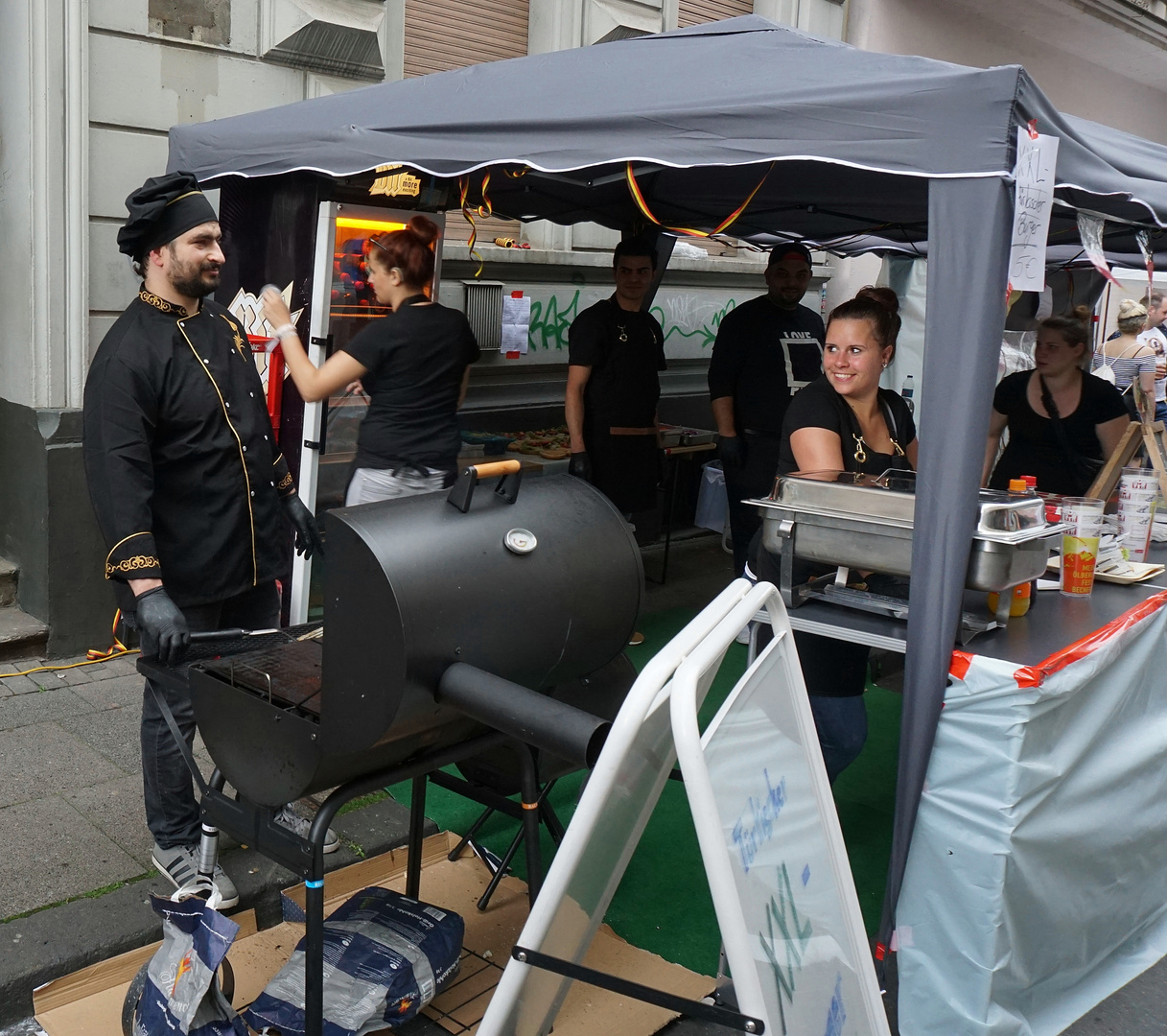 Ölbergfest 2018 (14) Grillmeister bei der "Arbeit"