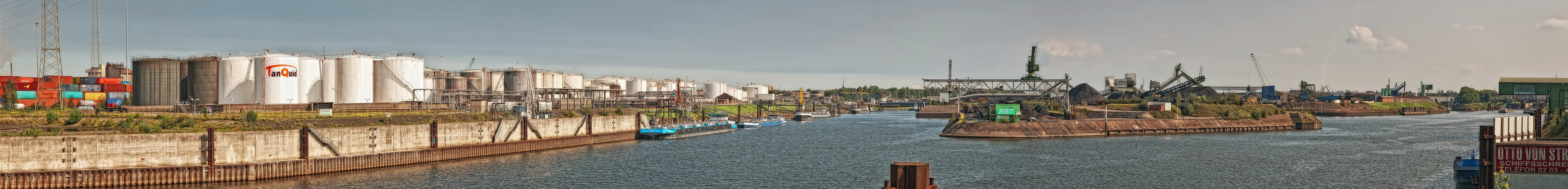 Ölinsel im Binnenhafen Duisburg