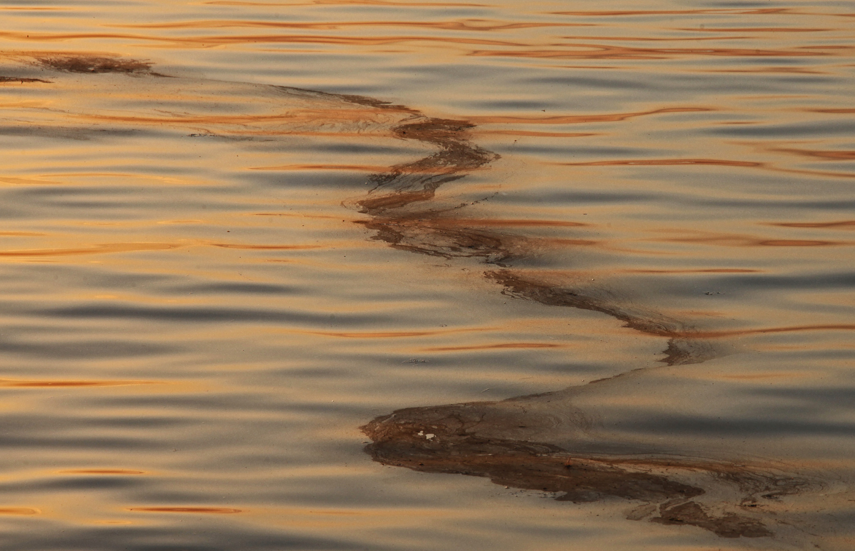 Oelspur auf der Ostsee