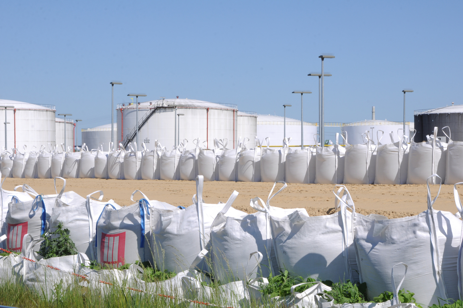 Öltanks im Hamburger Hafen, Weiß vor blauem Himmel