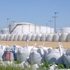 Öltanks im Hamburger Hafen, Weiß vor blauem Himmel