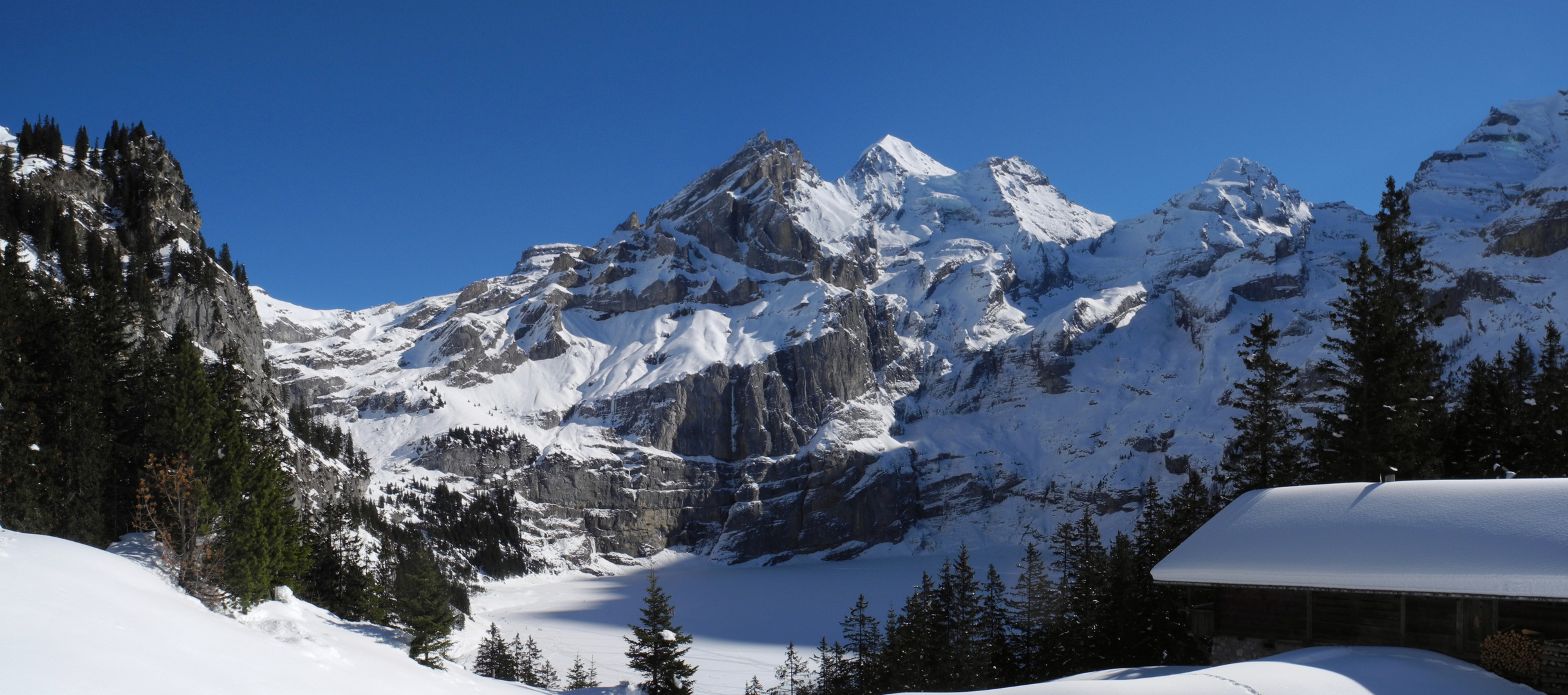 Oeschinensee im Winter oberhalb Kandersteg