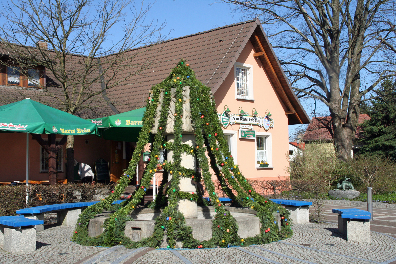 Österlich geschmückter Brunnen im sorbischen Dorf Schwarzkollm bei Hoyerswerda