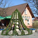 Österlich geschmückter Brunnen im sorbischen Dorf Schwarzkollm bei Hoyerswerda