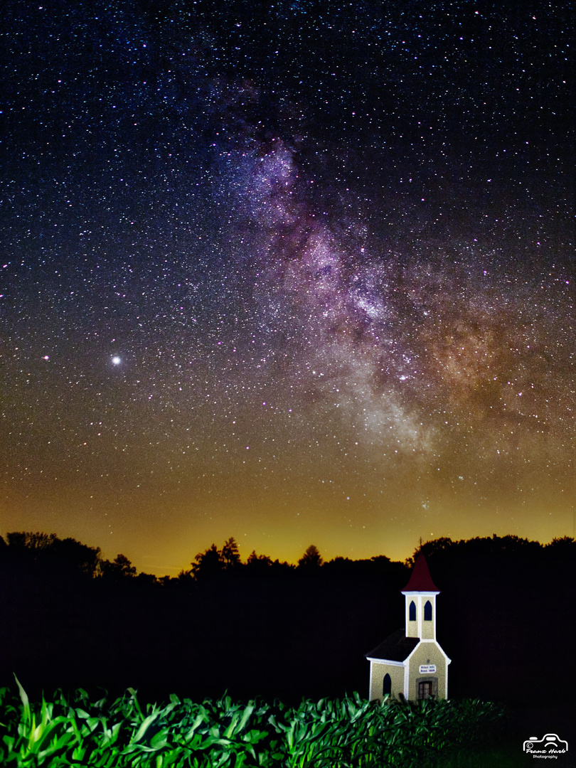 Österreich, Südoststeiermark: Bergkapelle mit Milchstraße 