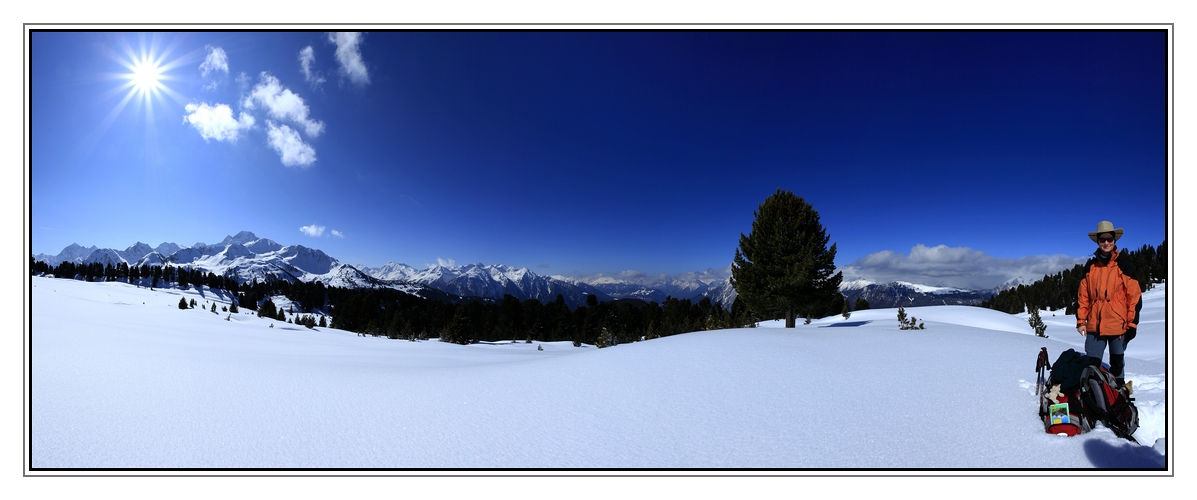 Ötztaler Berge mit Schneeschuhgängerin