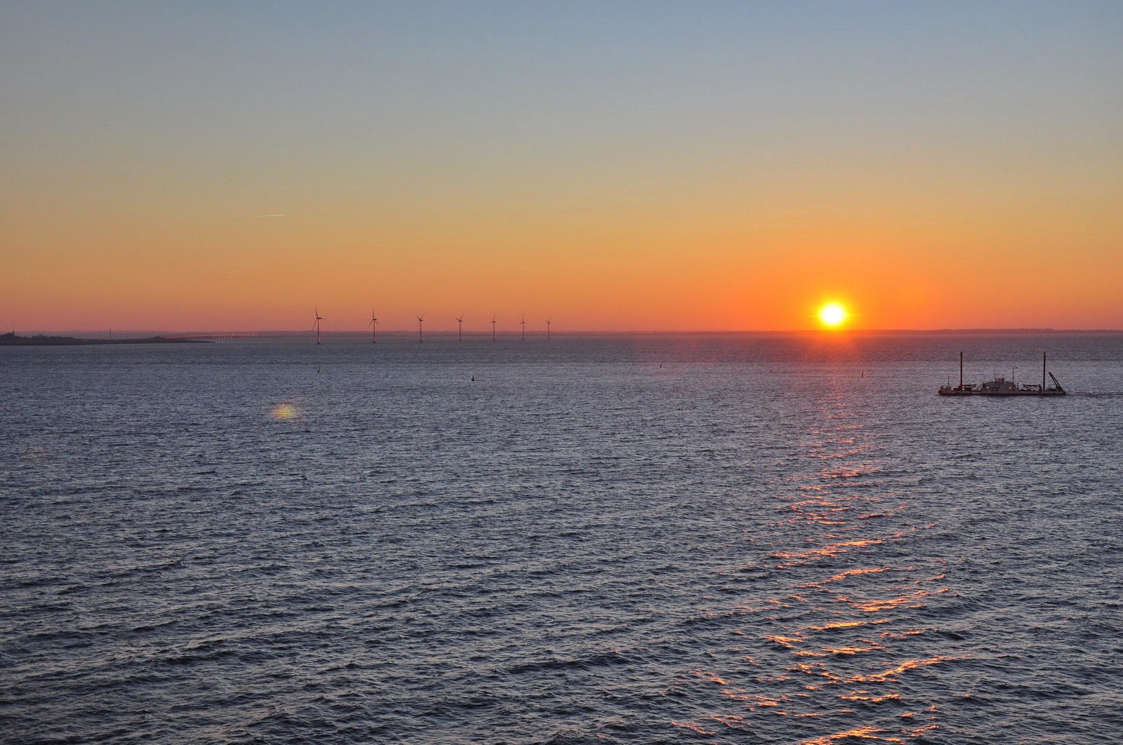 Off Shore Windpark, Schiff und Sonnenuntergang...