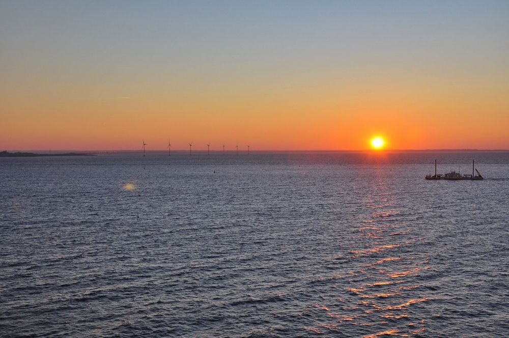 Off Shore Windpark, Schiff und Sonnenuntergang...