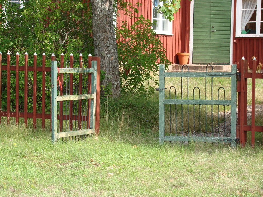 Offen? Tor auf der Insel Hasslö Västervik Schärengebiet