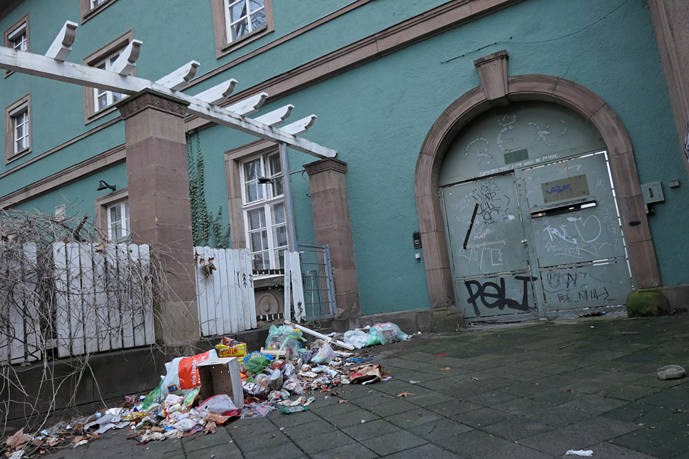 Offenbach/Main, Hauptbahnhof: Der vermüllte Biergarten 02