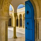 Offene blaue Tür in Tunesien