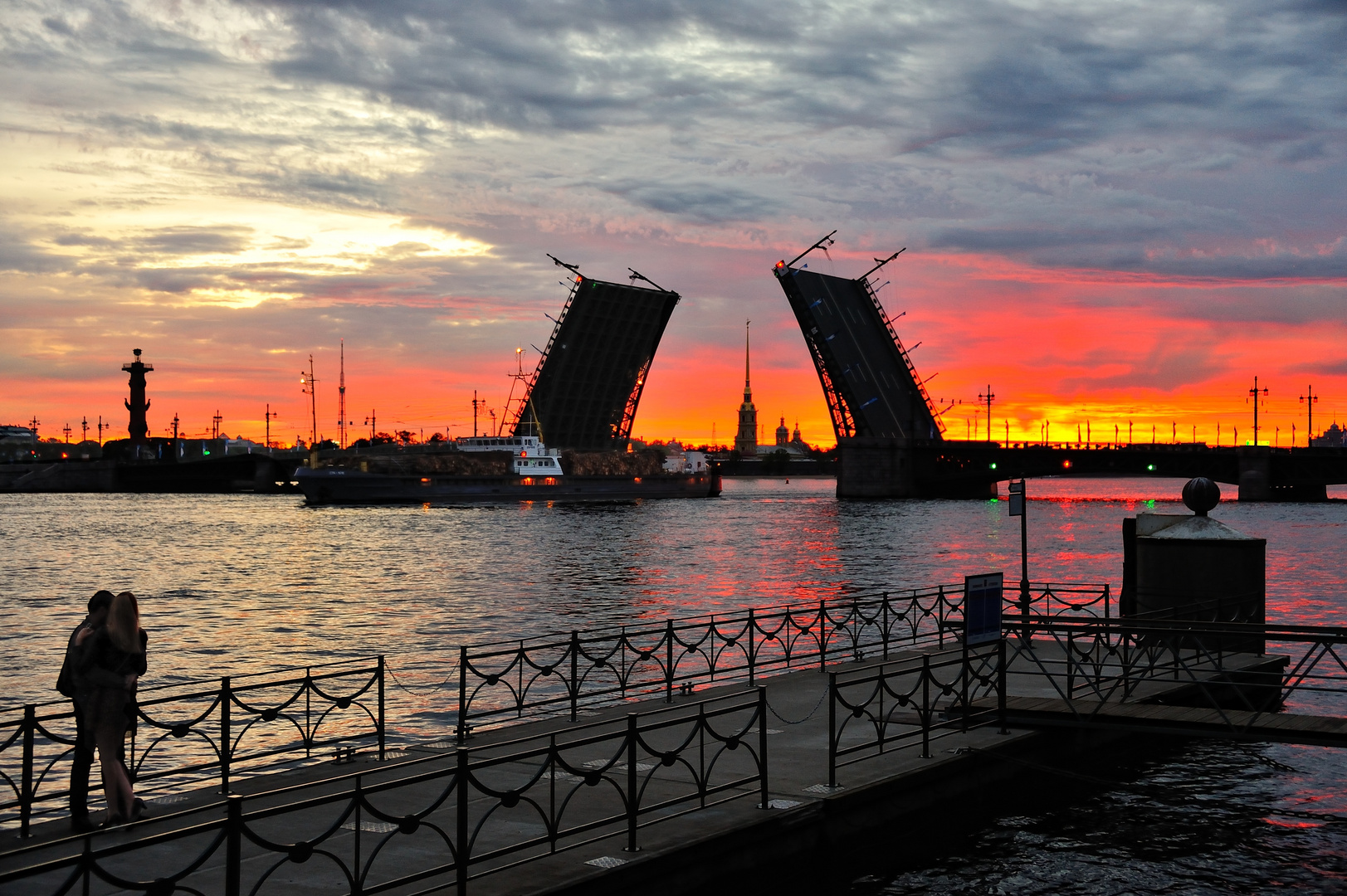 Offene Brücke im goldenen Morgenlicht