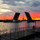 Offene Brücke im goldenen Morgenlicht