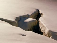 Offene Falltür am Wegrand. Ist das die Pforte zur Hölle?