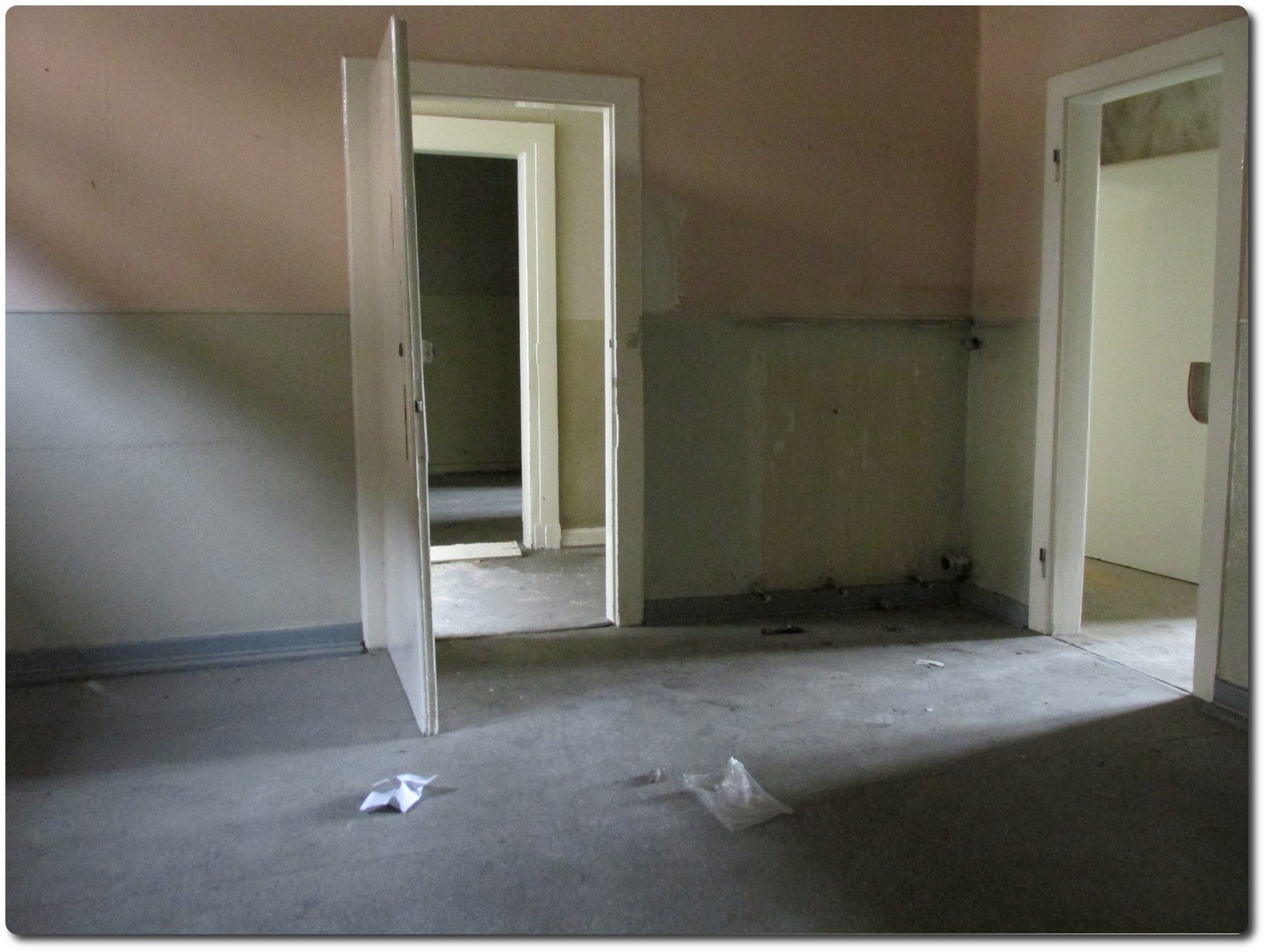 Offene Turen Foto Bild Architektur Lost Places Wirtschaftswunden Bilder Auf Fotocommunity