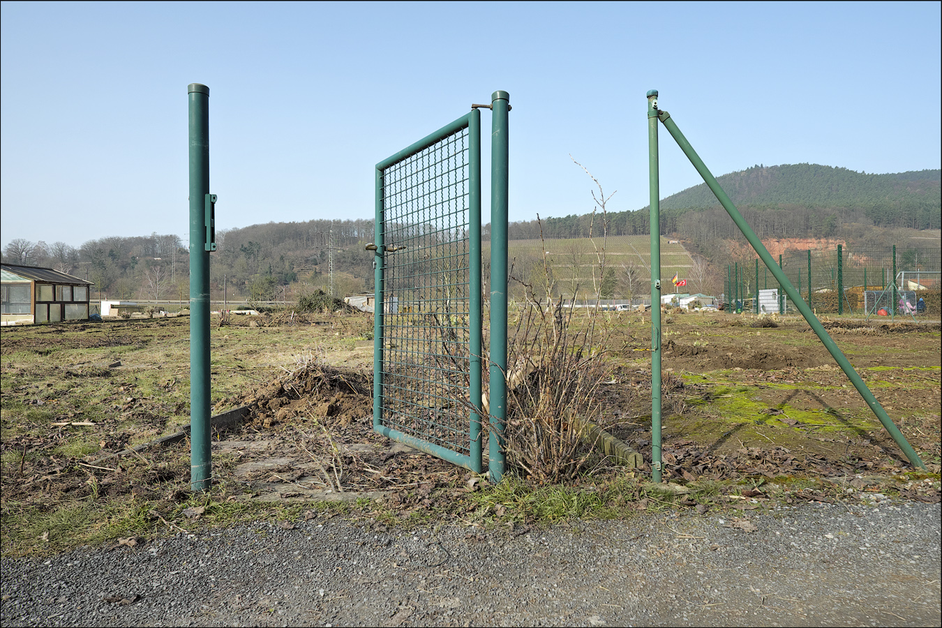 offenes Tor in einer ansonsten offenen Landschaft 