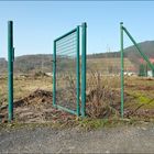 offenes Tor in einer ansonsten offenen Landschaft 