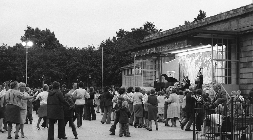 Offentlicher Tanz im Park von Edinburgh 1974 (2)