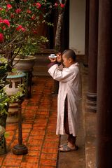 OFFERING TEA TO BUDDHA CEREMONY