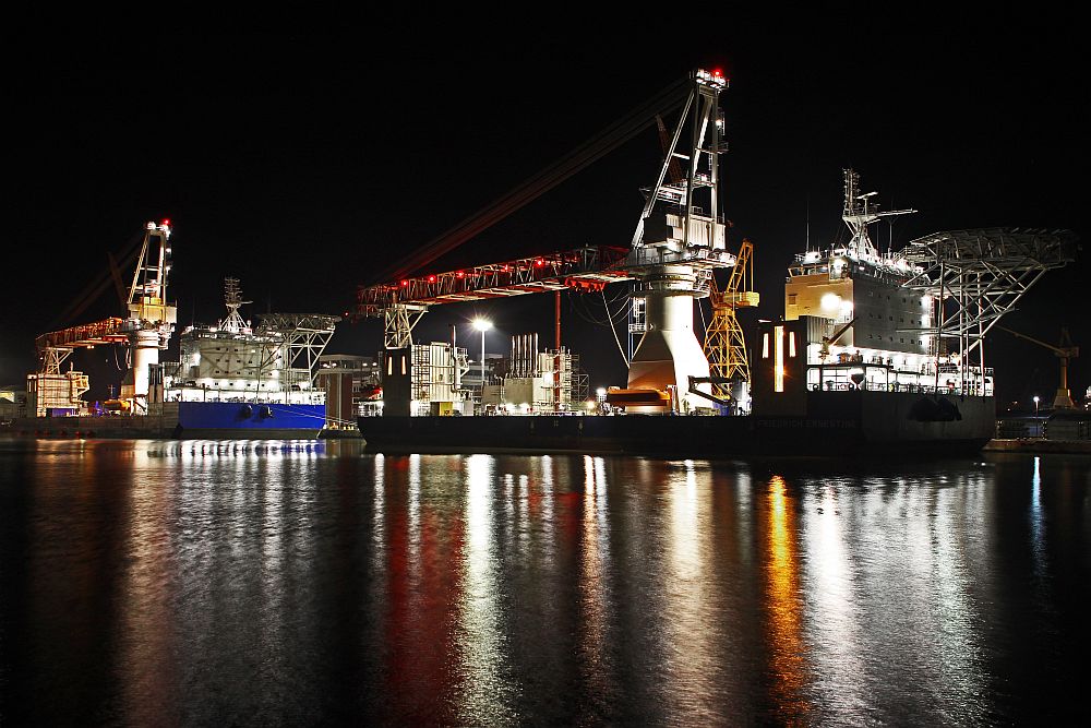 Offshore Installationsschiffe in der Ruhe der Nacht