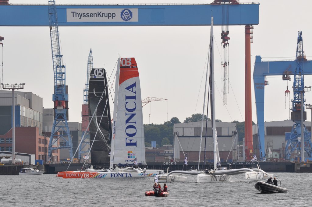 Offshore-Trimarane MOD 70 vor HDW, Kieler Förde