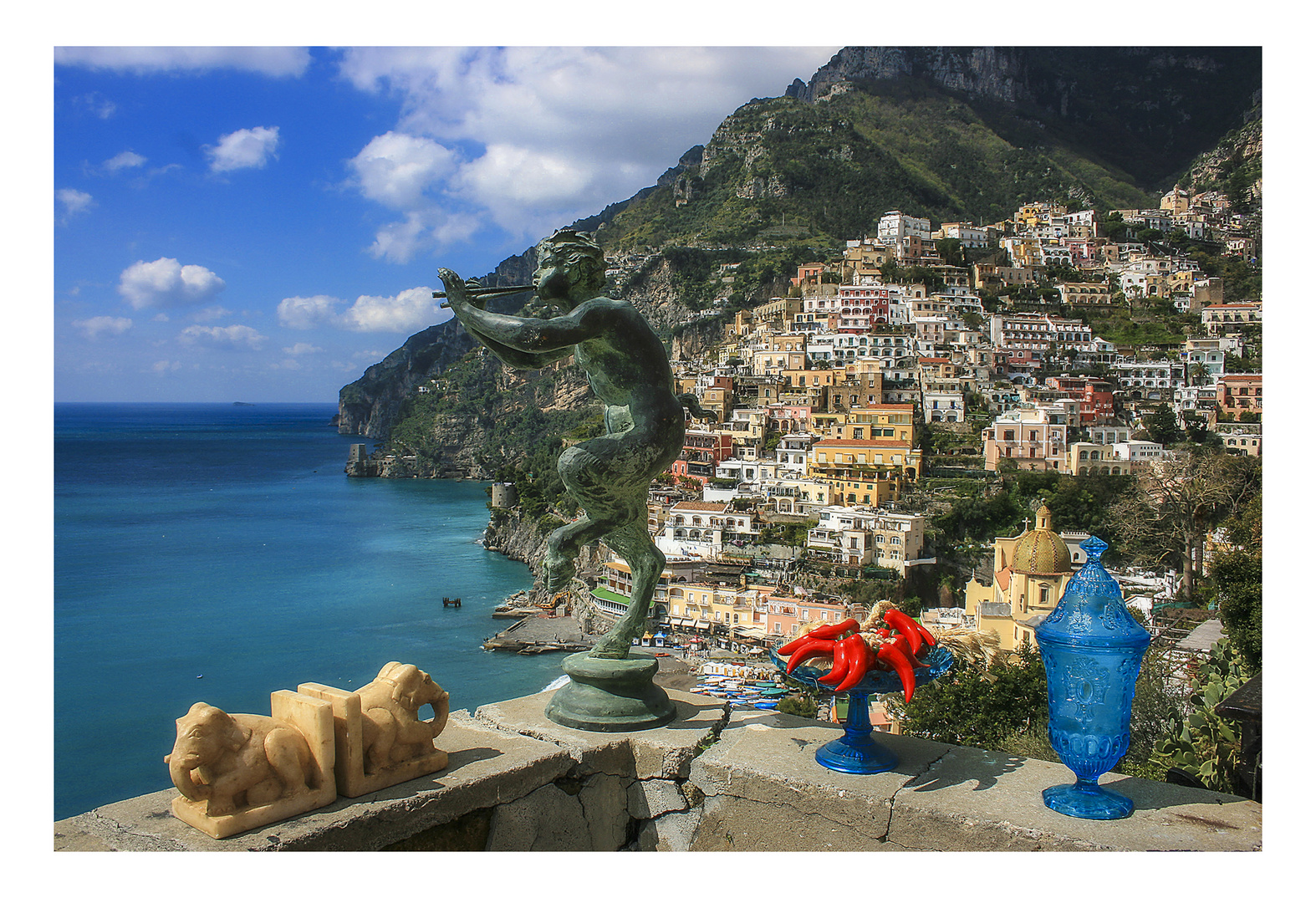 Oggetti d'arte e veduta di Positano