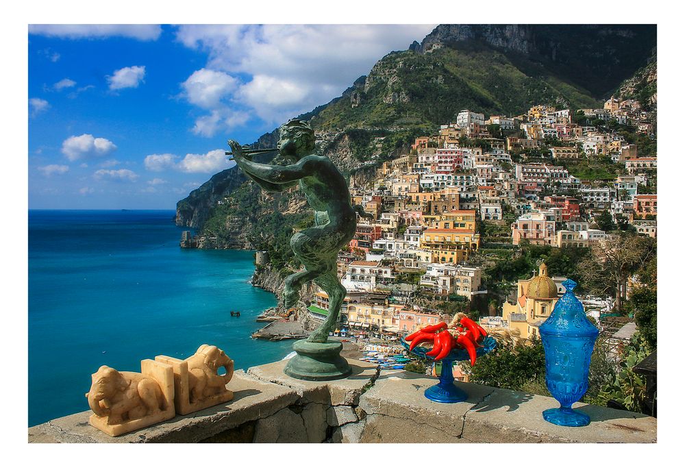 Oggetti d'arte e veduta di Positano