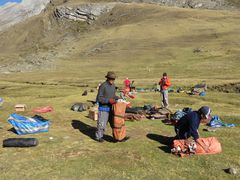 Ogni mattina il campo viene smontato, per poi caricare tutto sugli asini