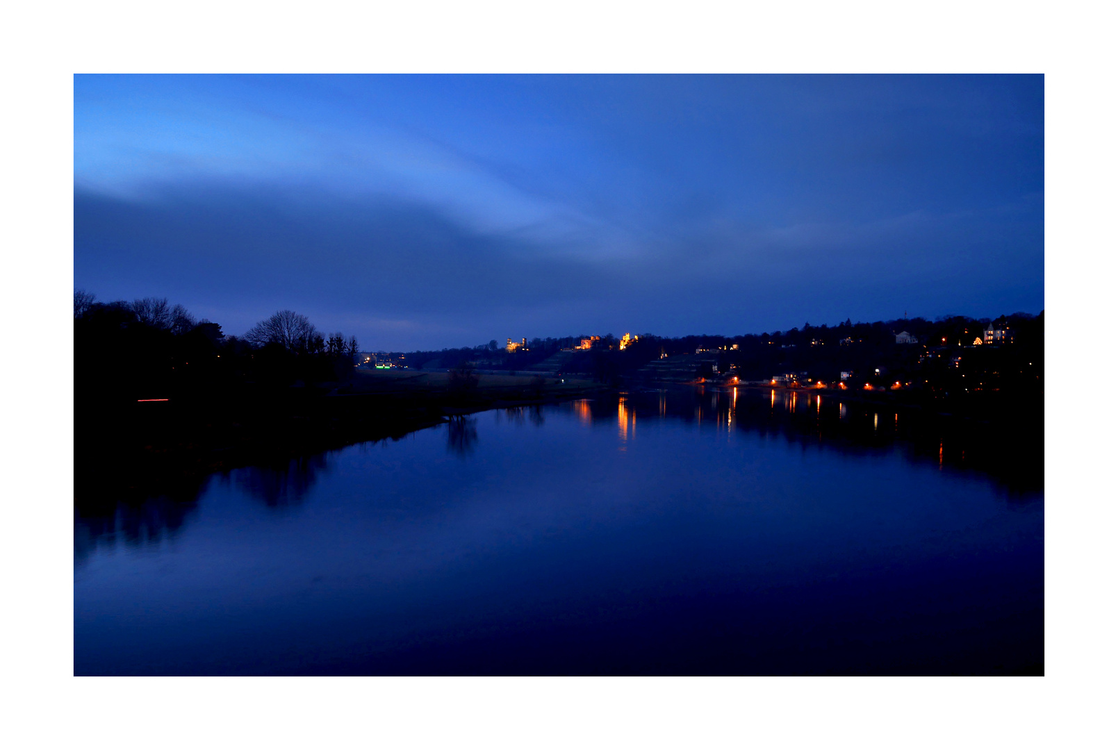 Oh, gar dunkel, der Himmel, der selbe - spiegelt sich in Dresdner Elbe!