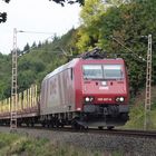 OHE 185 557 mit Holzzug bei Kreiensen am Bahnübergang bei km 63...