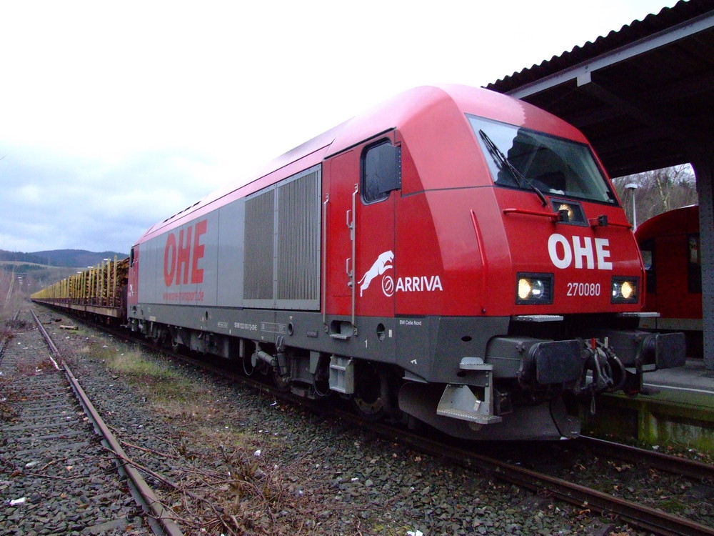 OHE 270080 in Arnsberg mit einem Holzzug 530 Meter länge