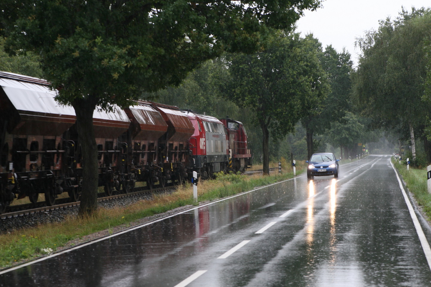 OHE Loks im Regen neben der Landstraße hinterher