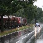 OHE Loks im Regen neben der Landstraße hinterher